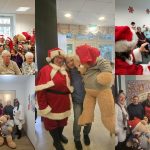 Personen in Weihnachtskostümen und Teddybären bei einer festlichen Veranstaltung in einem Innenraum.