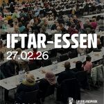 Menschen versammeln sich zum Iftar-Essen im Sauerlandpark Hemer mit Tischen und Stühlen.