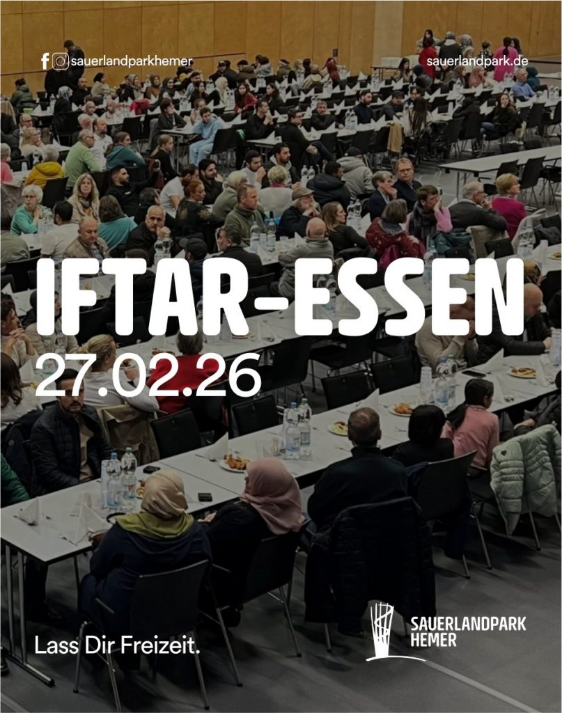 Menschen versammeln sich zum Iftar-Essen im Sauerlandpark Hemer mit Tischen und StĂĽhlen.